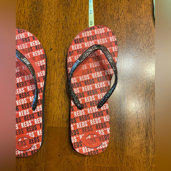 MLB Cincinnati Reds flip-flops. I am guessing on the size, between 6-7 - Picture 9 of 11